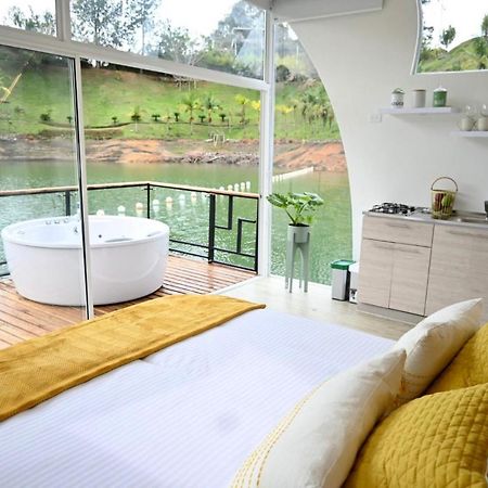 Hotel Casa Flotante La Trinidad Guatapé Esterno foto