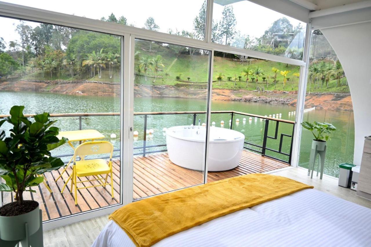 Hotel Casa Flotante La Trinidad Guatapé Esterno foto