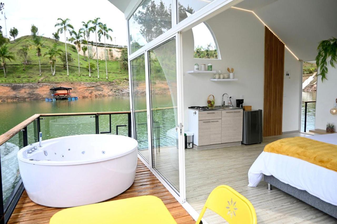 Hotel Casa Flotante La Trinidad Guatapé Esterno foto