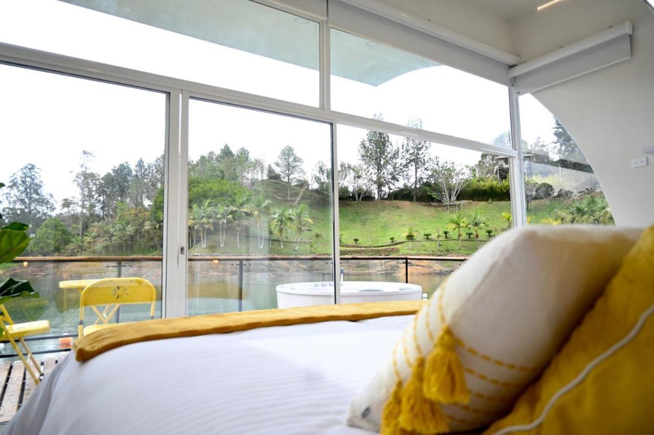 Hotel Casa Flotante La Trinidad Guatapé Esterno foto