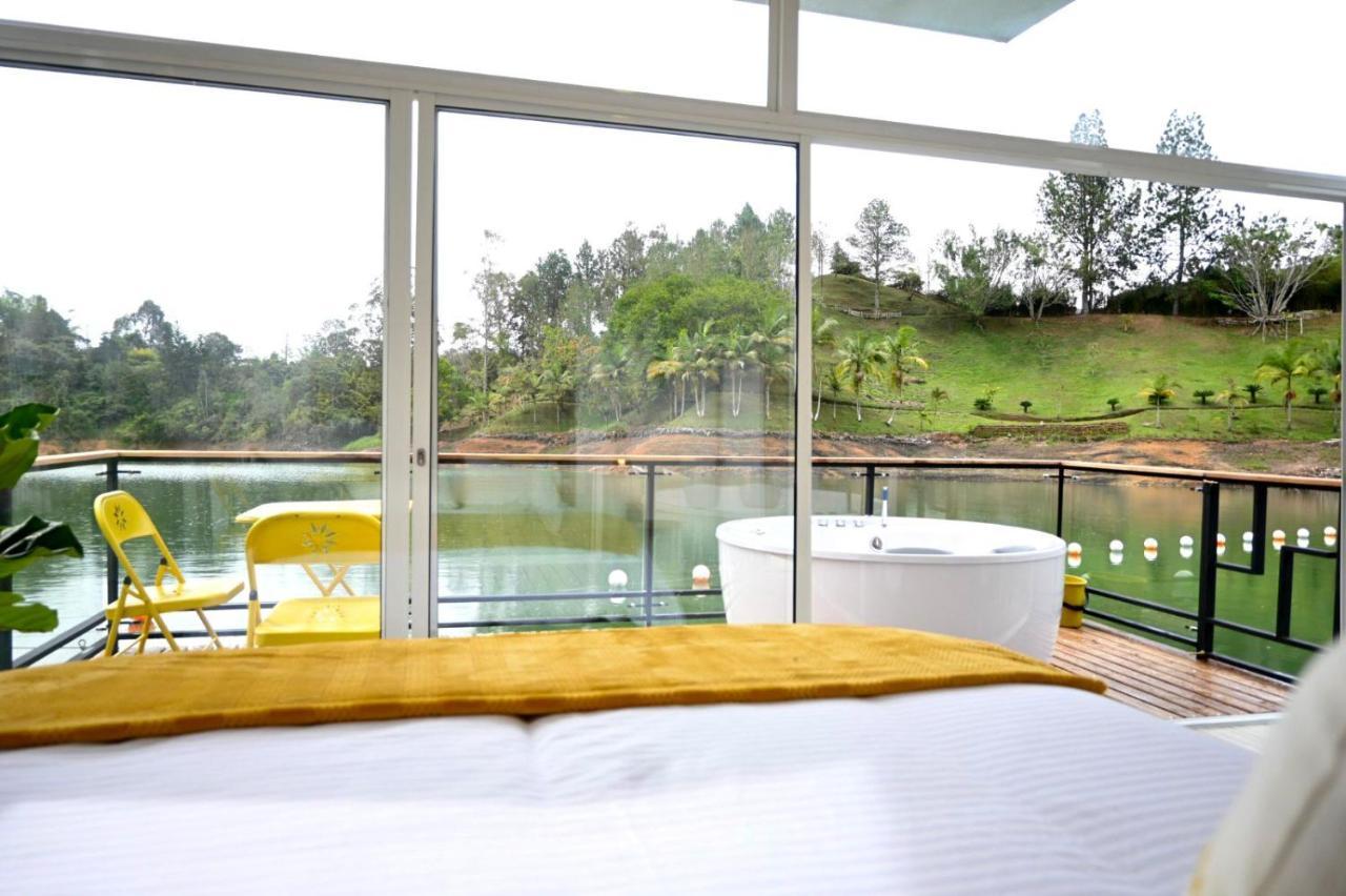 Hotel Casa Flotante La Trinidad Guatapé Esterno foto