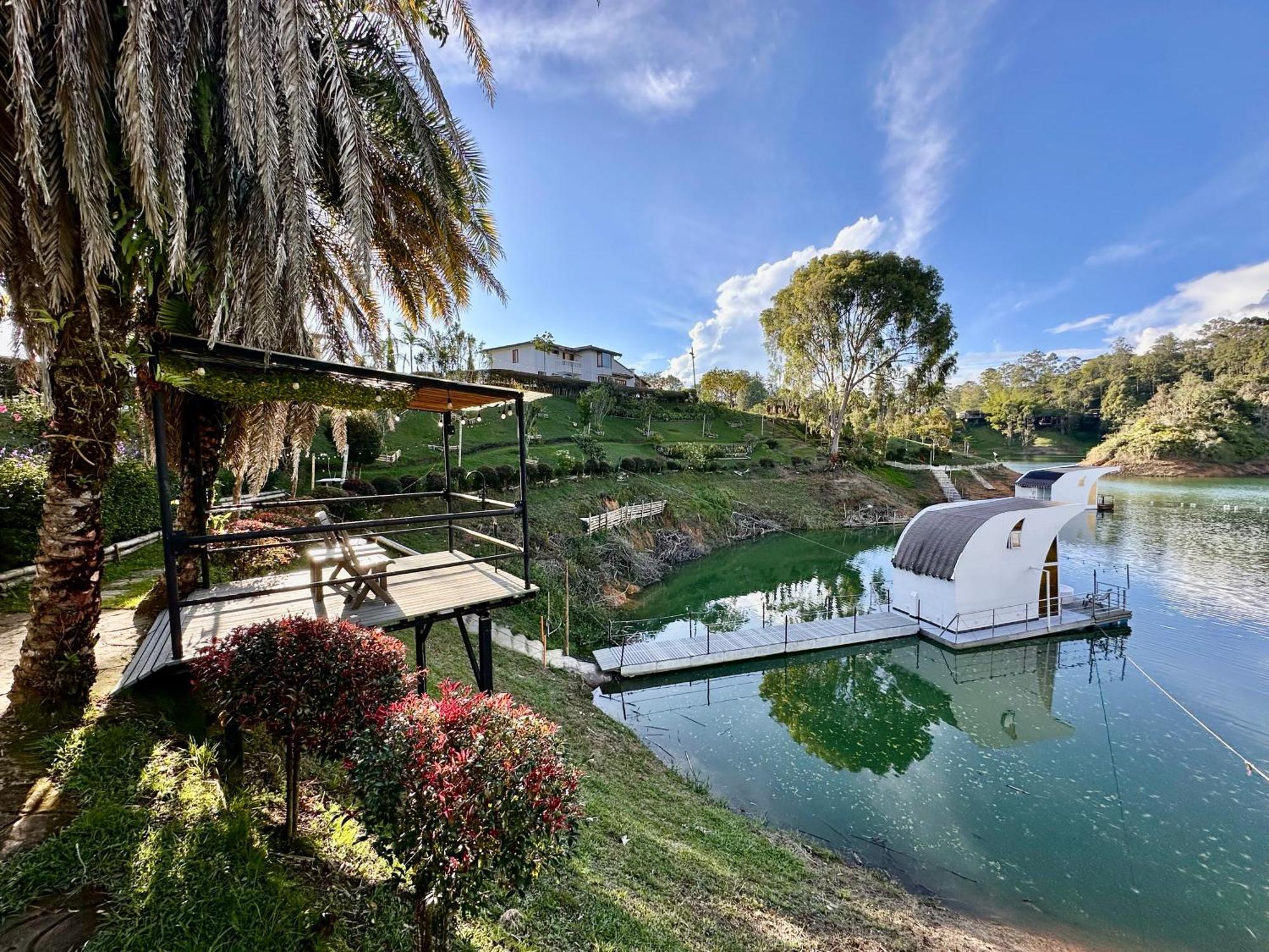 Hotel Casa Flotante La Trinidad Guatapé Esterno foto
