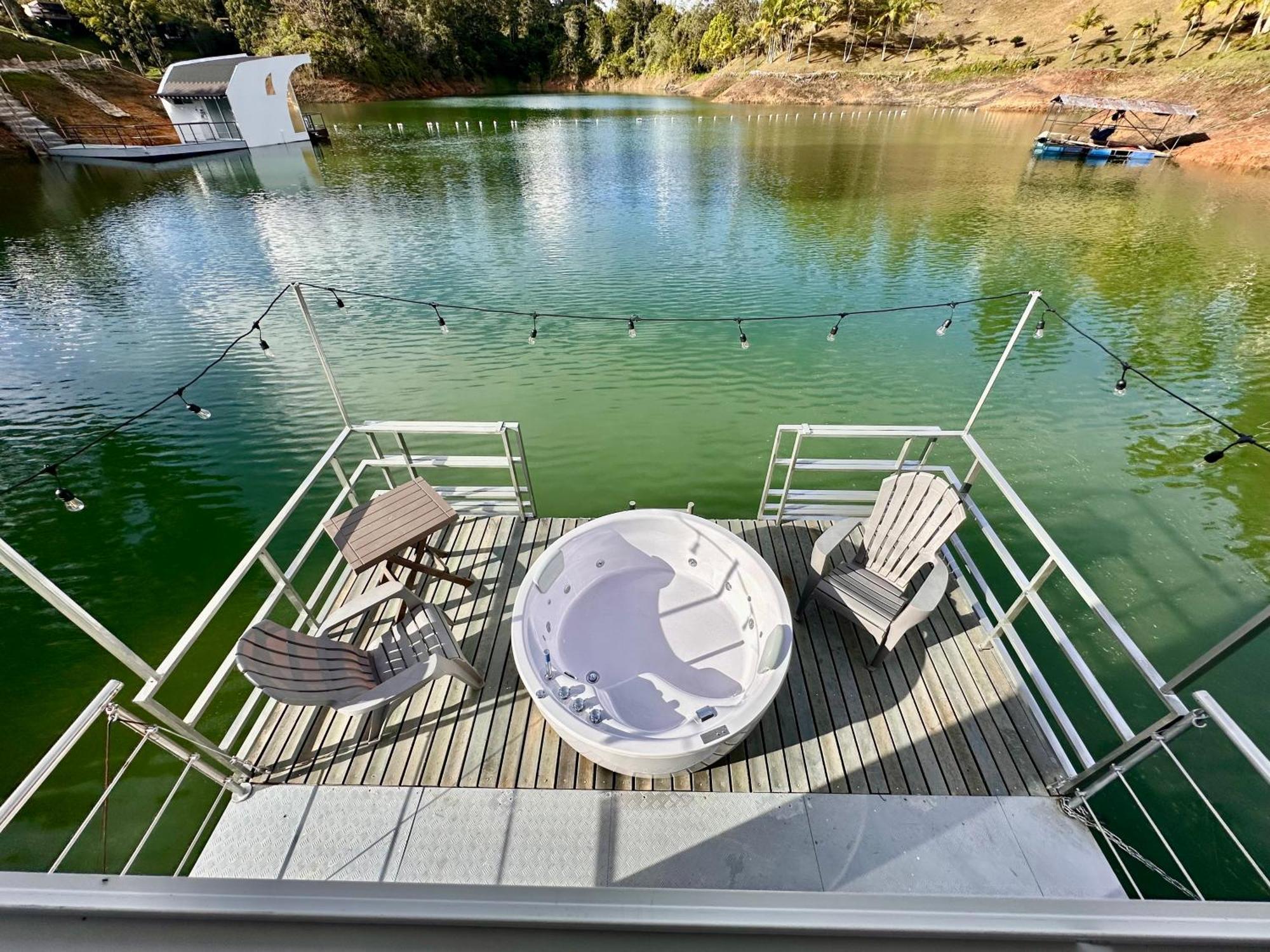 Hotel Casa Flotante La Trinidad Guatapé Esterno foto