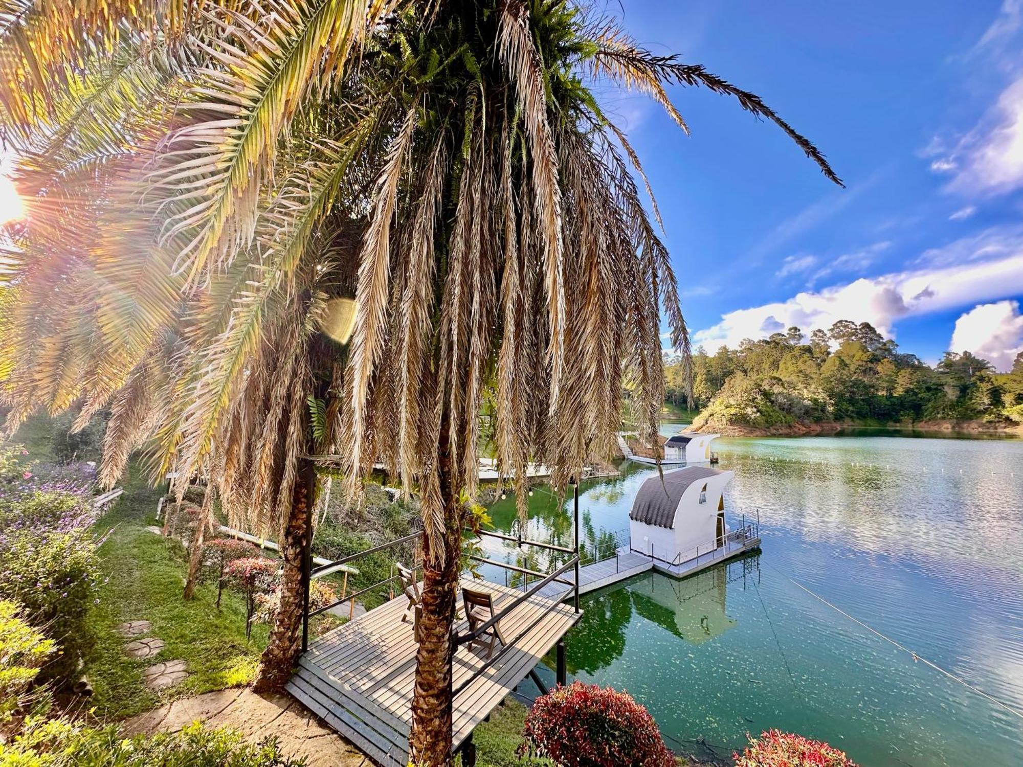 Hotel Casa Flotante La Trinidad Guatapé Esterno foto